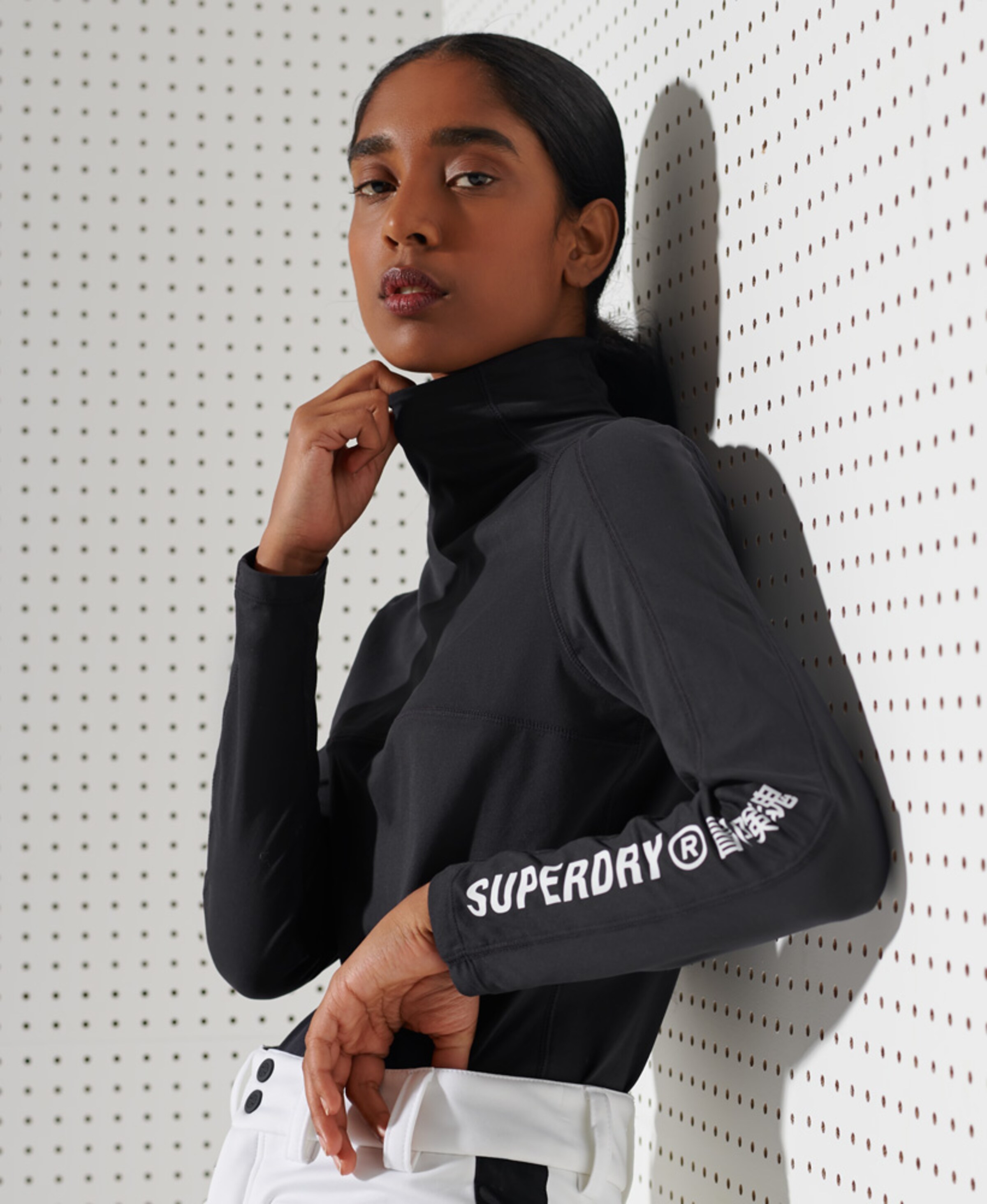 Frauen Sportbekleidung Superdry Snow Funktionsshirt in Schwarz - PV18185
