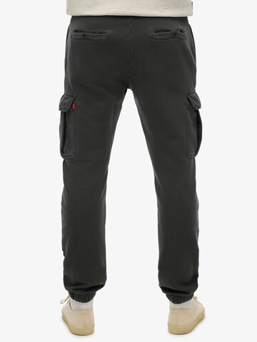 Tapered Pantaloni cargo di Superdry in nero