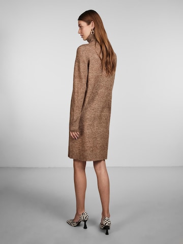 Y.A.S Stickad klänning 'JULIETTA' i brun