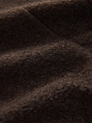 Next Mantel in Braun