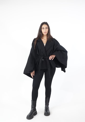 Elara Cape in Schwarz