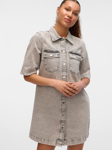 VERO MODA Платье-рубашка в Серый: спереди