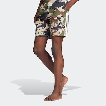 ADIDAS ORIGINALS Badeshorts i grøn: forside