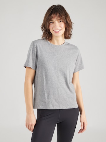 On T-shirt 'APPAREL' i grå: framsida