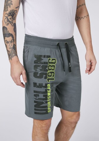 UNCLE SAM Regular Shorts in Grau