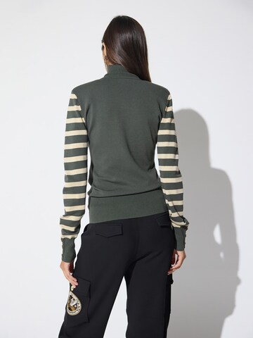 Pullover di Lola Casademunt in verde: dietro