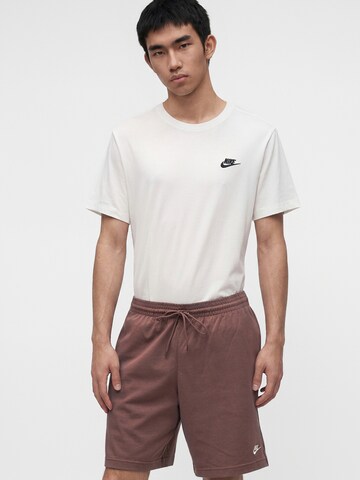 Nike Sportswear Loosefit Kalhoty 'CLUB' – hnědá