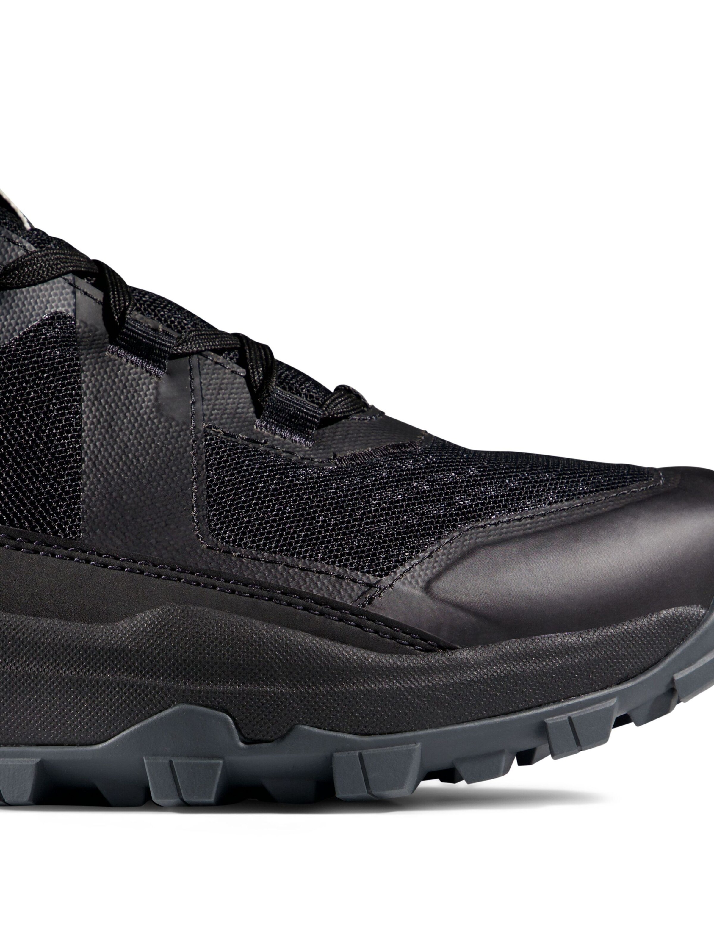 MAMMUT Flats in Black