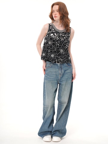 Top 'Floral Applique Beaded Sleeveless Top, Rhinestone‑Trimmed Sheer Crew Neck Vest' di yoligex in nero