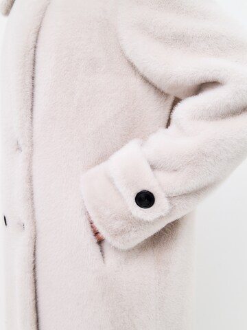 CESARE GASPARI Winter coat in Beige
