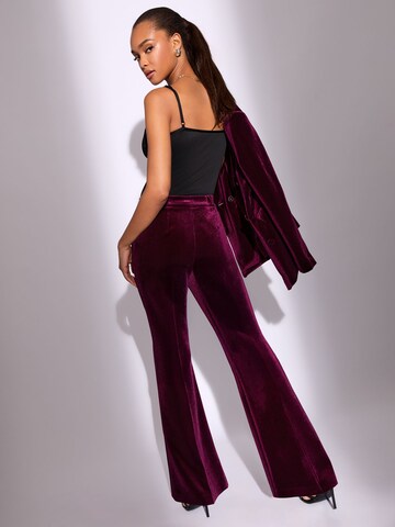 self. Rozkloszowany krój Spodnie w kant w kolorze fioletowy