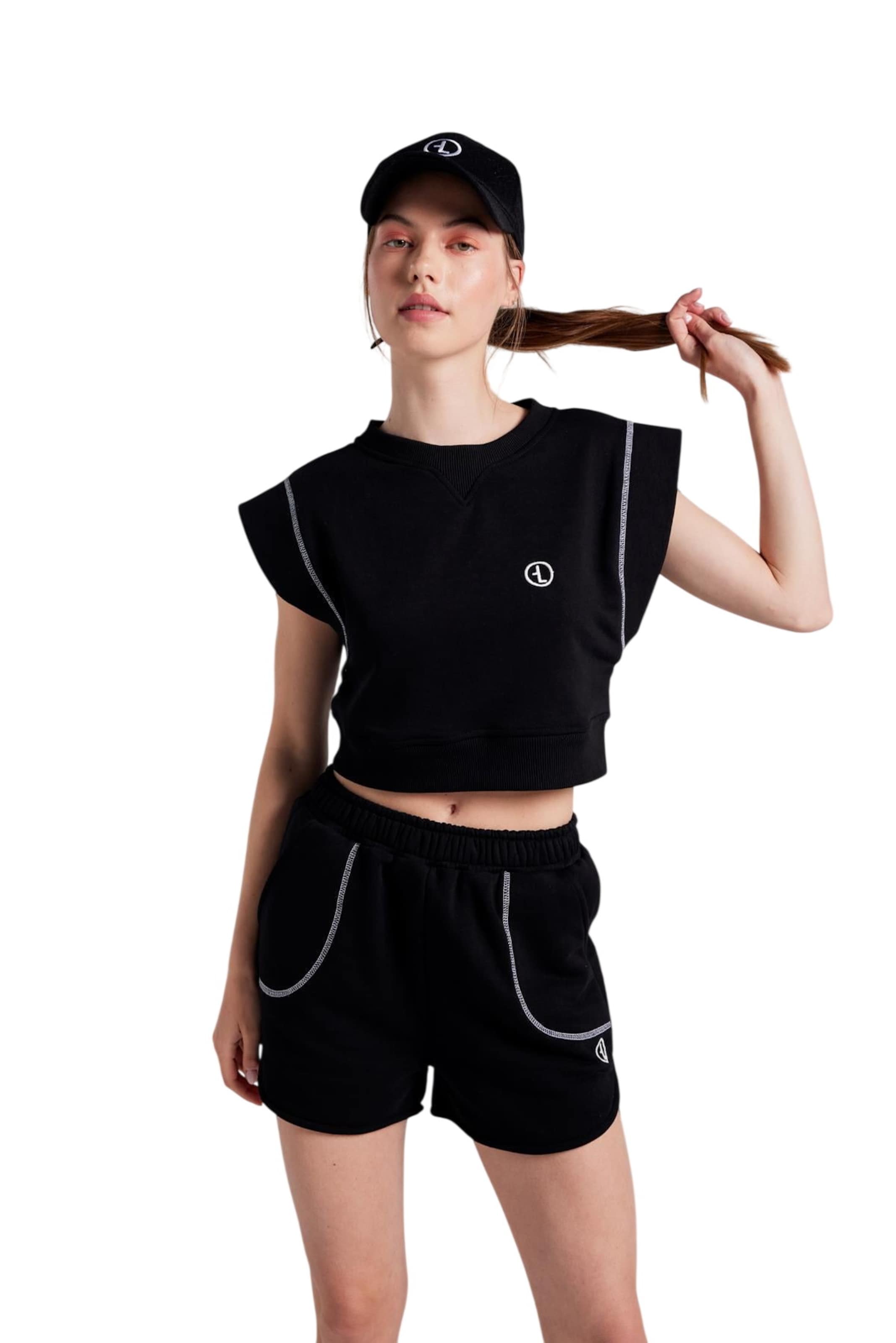 HOLLY LOLLY Loosefit Kalhoty – černá: přední strana