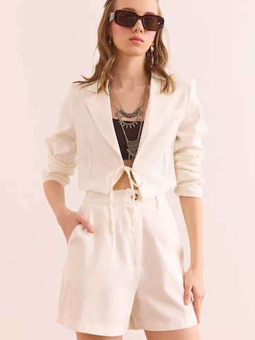 olalook - regular Pantalón plisado en blanco