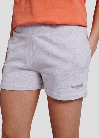 Hummel Regular Workout Pants in Grey: front