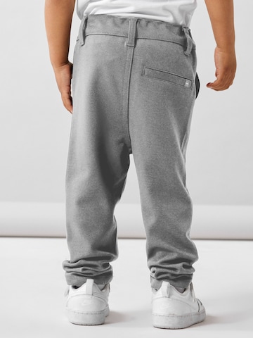 Coupe slim Pantalon 'Silas' NAME IT en gris