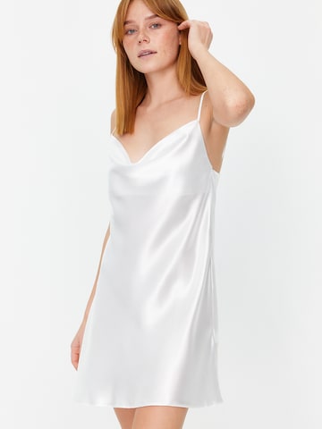 Déshabillé Trendyol en beige : devant