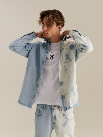 Regular fit Camicia 'Luan' di About You x Nils Kuesel in blu: frontale