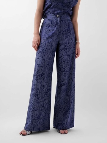 Scalpers Wide leg Trousers in Blue: front