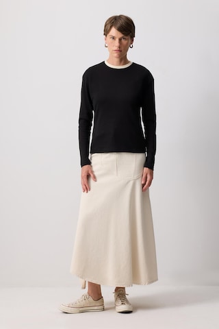 T-shirt Touche Prive en noir : devant