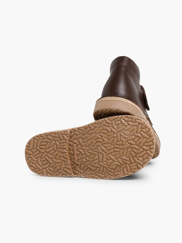 Pisamonas - Botas en marrón