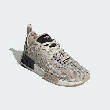 ADIDAS ORIGINALS Matalavartiset tennarit 'Nmd_R1' värissä beige