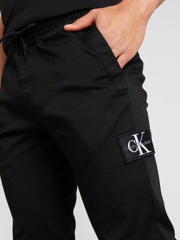 Calvin Klein Jeans Tapered Παντελόνι τσίνο σε μαύρο