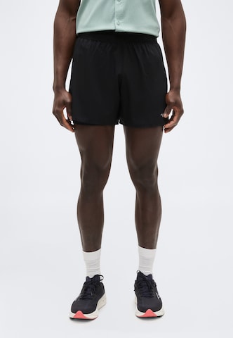Regular Pantaloni sport de la MIZUNO pe negru: față