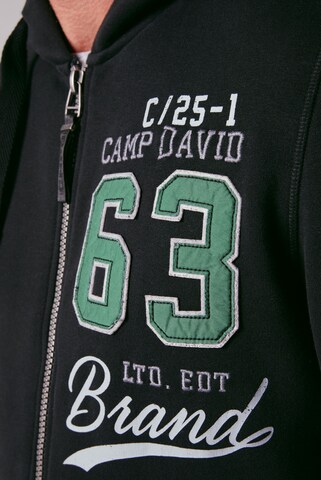 CAMP DAVID Kapuzensweatjacke mit Retro-Artwork in Schwarz