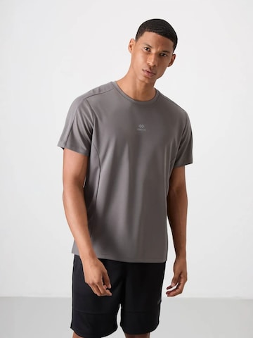 T-Shirt fonctionnel 'T-Shirts' Tommy Life en gris : devant