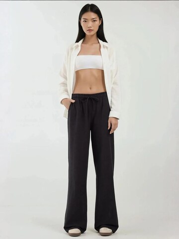 Hiccup Regular Trousers in Black