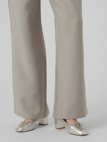 Wide leg Pantaloni di VERO MODA in grigio