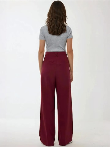 Wide leg Pantaloni con piega frontale di Hiccup in rosso