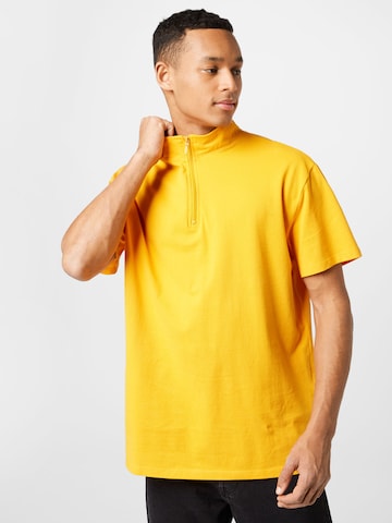 T-Shirt Urban Classics en jaune : devant