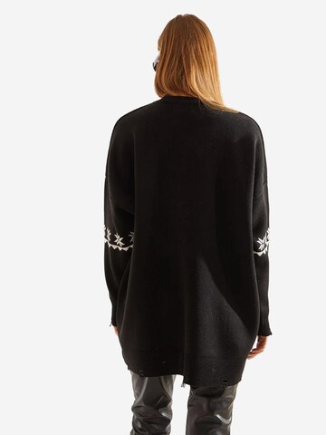 Pullover extra large di Bianco Lucci in nero