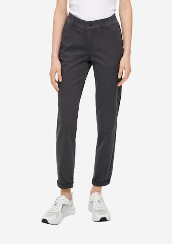 Coupe slim Pantalon QS en gris : devant