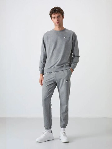 Survêtement Tommy Life en gris : devant
