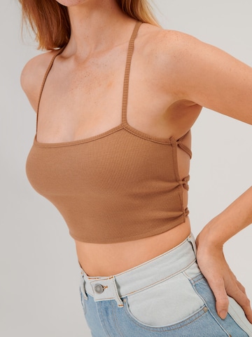 ABOUT YOU x Swalina&Linus Top 'Holly' in Brown
