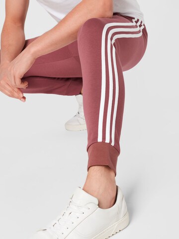 ADIDAS ORIGINALS Tapered Broek in Rood