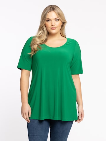 Yoek Shirt in Groen: voorkant