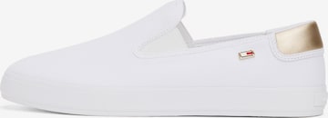 TOMMY HILFIGER Спортни обувки Slip On в бяло: отпред