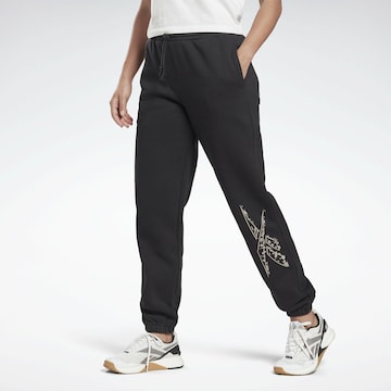 Reebok Tapered Παντελόνι φόρμας 'Safari' σε μαύρο: μπροστά