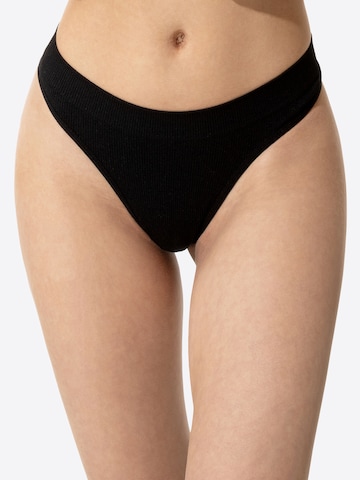 String di Yenita in nero: frontale