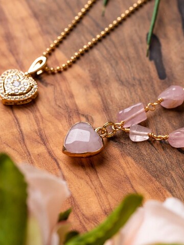 Collana 'Rose Quartz Necklace with Heart Charm' di THE GEM STORIES JEWELRY in rosa