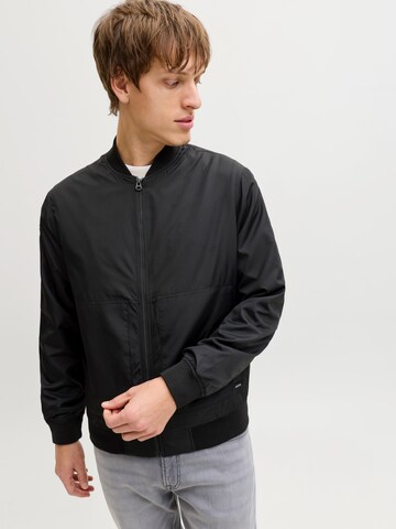 JJ Rebel Välikausitakki 'JREBLANE' värissä musta