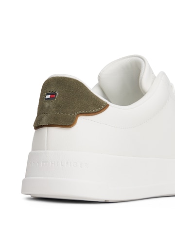 TOMMY HILFIGER Σνίκερ χαμηλό 'COURT ESS' σε λευκό