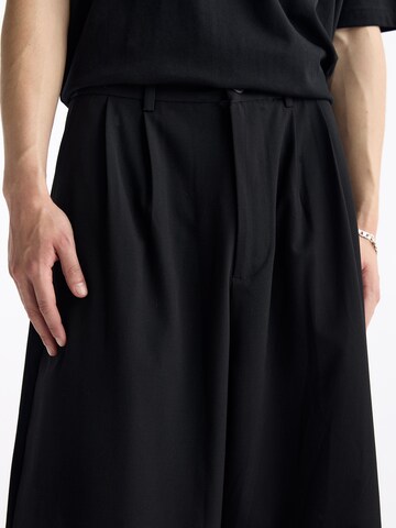 Pull&Bear Široke hlačnice Hlače z naborki | črna barva