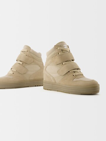 Bershka Sneakers hoog in Beige