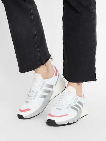 Baskets basses ADIDAS ORIGINALS en blanc