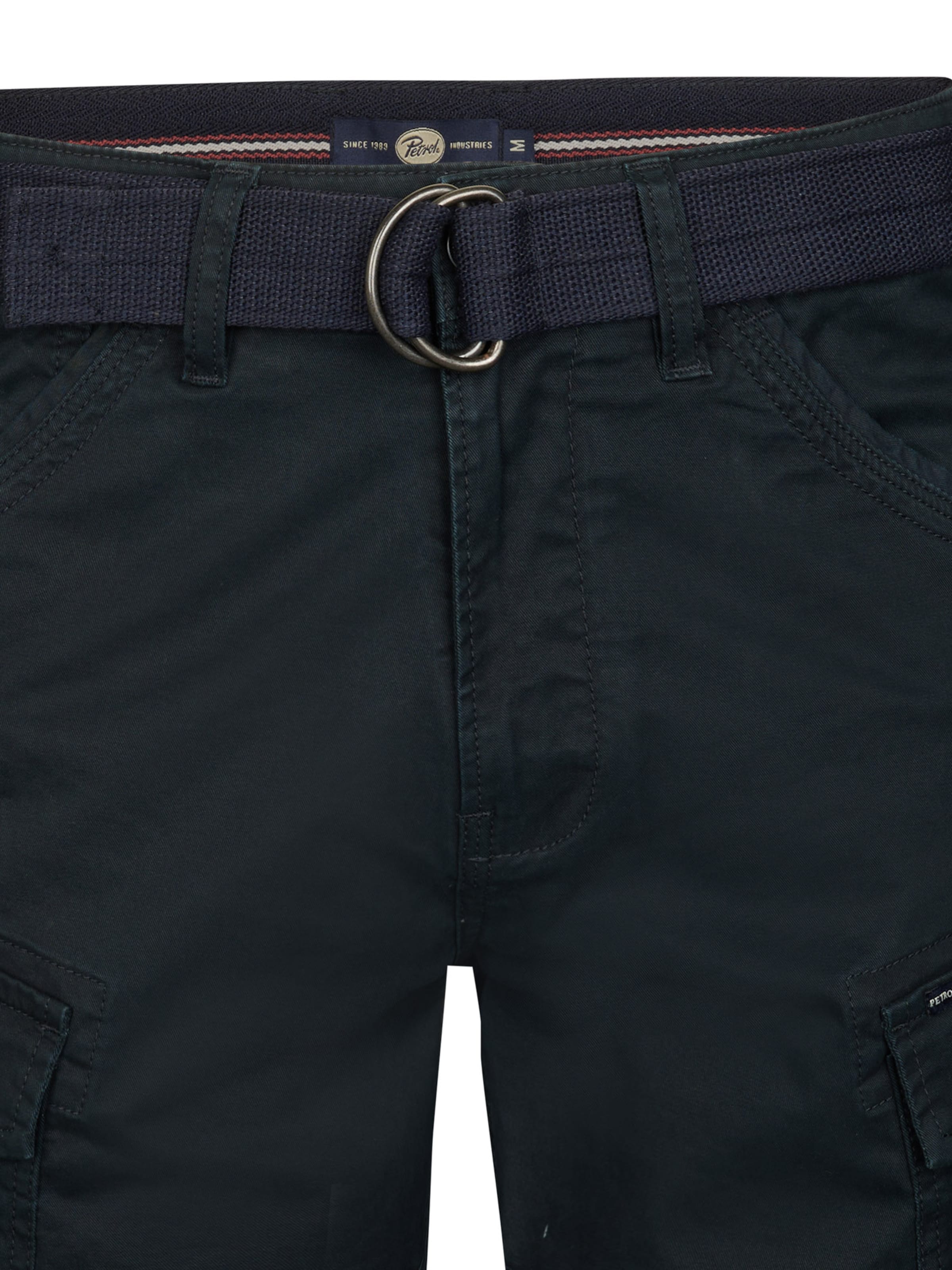 Petrol Industries Regular Shorts in Schwarz