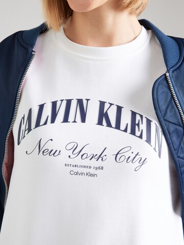 Calvin Klein Jeans Szabványos Tréning póló 'Varsity' - fehér